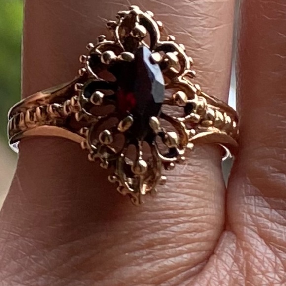 Stunning 10KT GOLD garnet ring - Picture 3 of 3